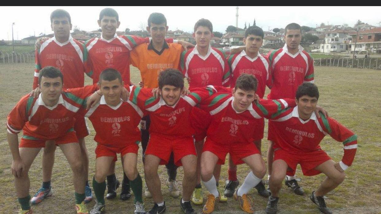 Sağdan sola ayaktakilerin isimleri: Selman ,Yusuf, Halil, Hasan FatihSağdan sola öndekiler: İzzet, Ersin, Mehmet, Uğur, Alihan