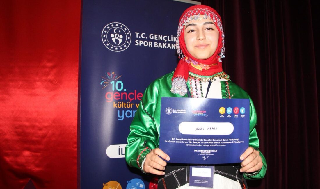 Gördes AİHL Öğrencisi Arzu Abalı, Şiir Okuma Yarışmasında Manisa Birincisi