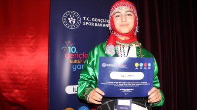 Gördes AİHL Öğrencisi Arzu Abalı, Şiir Okuma Yarışmasında Manisa Birincisi