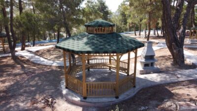 Gördes Millet Bahçesi’nde vatandaş mangal yakamazken, bazı kişilerin rahatça ateş