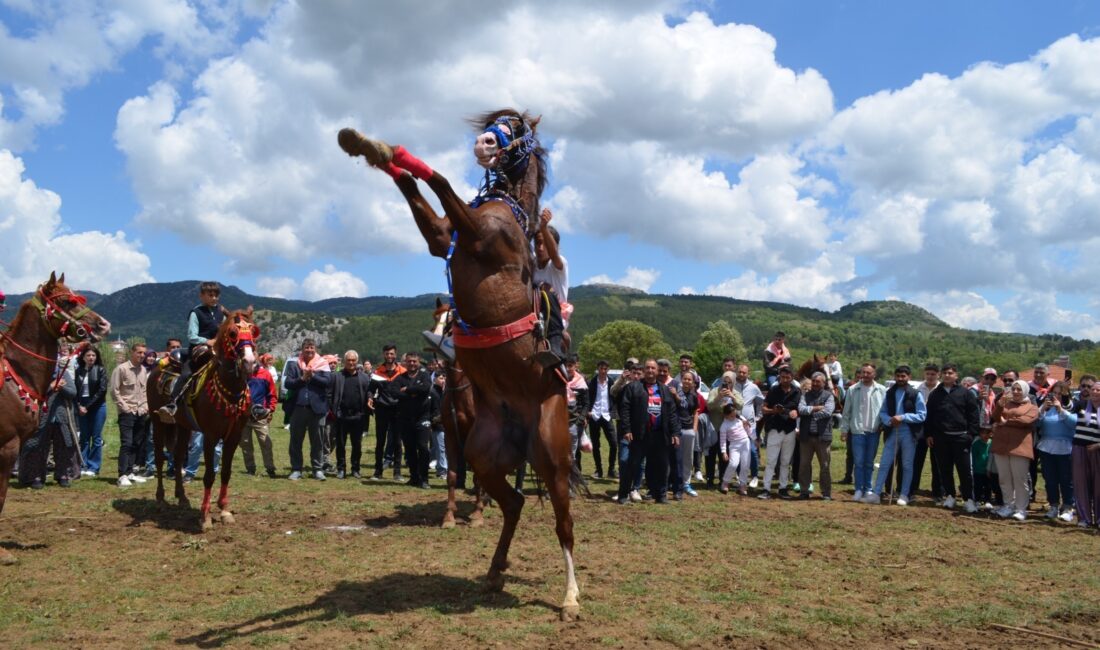 Çiçekli Mahallesinde yapılan Yörük Türkmen Şöleni yağmura rağmen dolu dolu