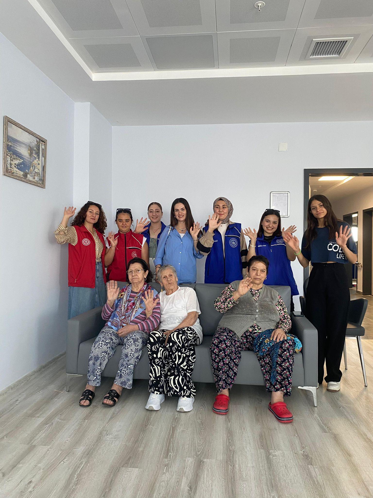 Gördes Gençlik Merkezi’nin gönüllü gençleri, sosyal sorumluluk bilinciyle anlamlı bir