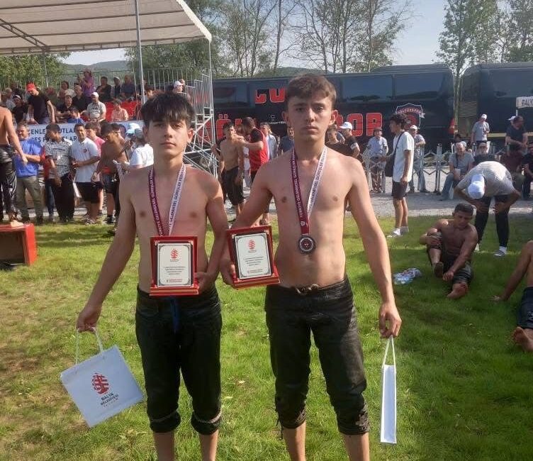 Balıkesir’in Balya ilçesinde bugün düzenlenen Yağlı Pehlivan Güreşleri, kıyasıya mücadelelere