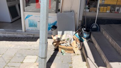 Gördes Merkez Çarşı’da çöp dağları oluştu, kötü koku ve görüntü