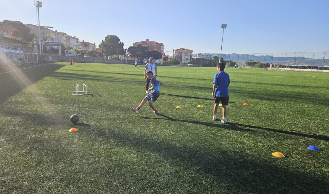 Gördes Manisa FK futbol okulu bünyesinde futbol hayatına başlayan 2015