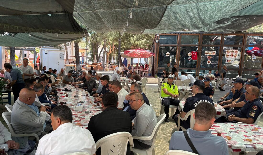 İlçemizde Kurban Bayramı dolayısıyla yoğun katılımla bir bayramlaşma programı gerçekleştirildi.