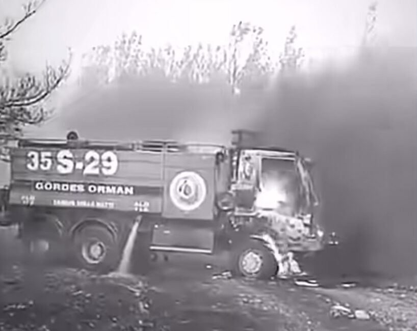 İzmir’in Yenifoça bölgesinde çıkan orman yangını büyük zarara yol açtı.