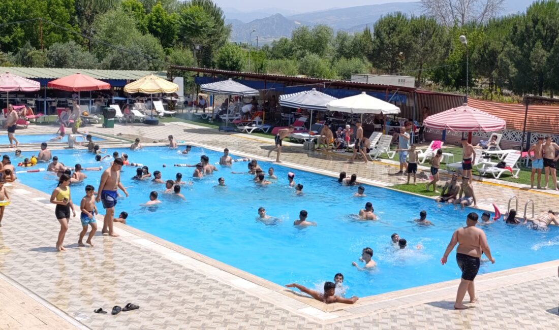 ADİL AKA Özellikle gençler ve çocuklar, sıcak havada havuzların keyfini
