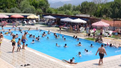 ADİL AKA Özellikle gençler ve çocuklar, sıcak havada havuzların keyfini