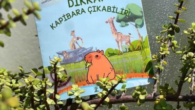 Bu kitapta kim var biliyor musun?
Kapibara!
Üstelik Türkiye’de ilk defa!
“DİKKAT KAPİBARA