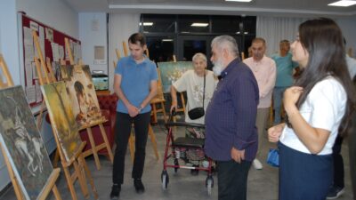 Dün akşam Gördes Huzurevi bahçesinde düzenlenen etkinlik, hem gönülleri ısıttı