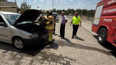 Gördes Devlet Hastanesi bahçesinde park halindeyken bir otomobilde çıkan yangın,