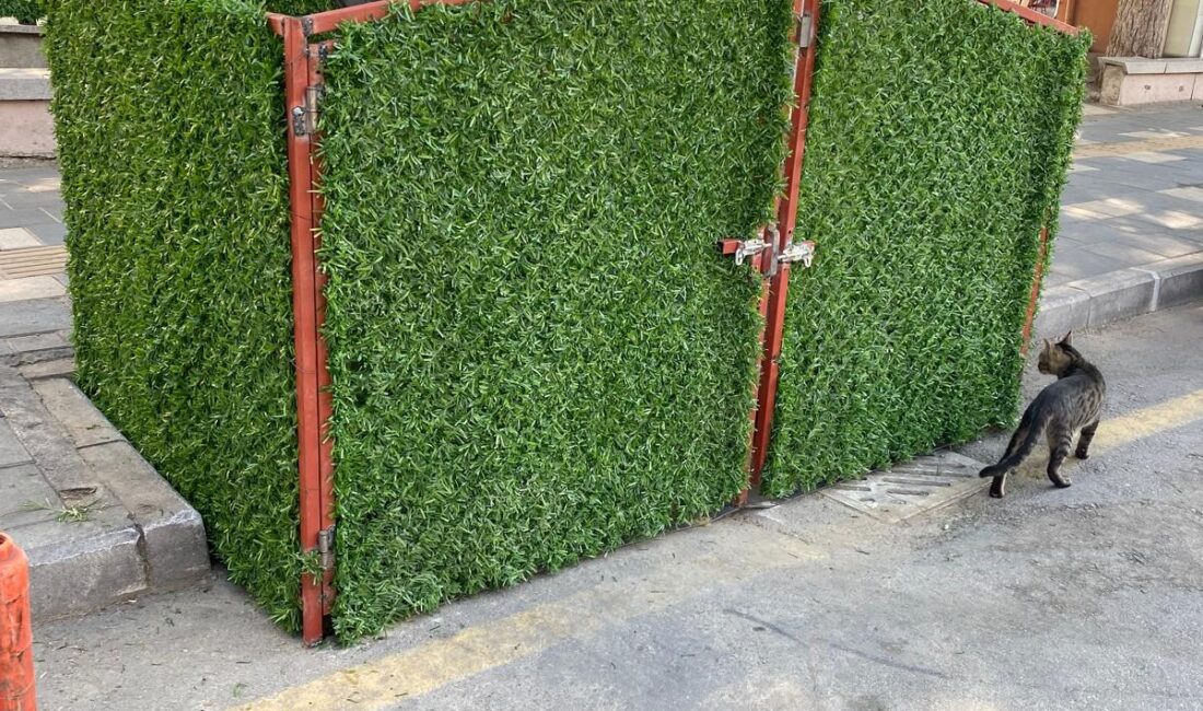 Gördes Belediyesi, ilçe genelindeki çöp konteynerlerinin etrafında oluşturduğu yeni düzenlemeyle