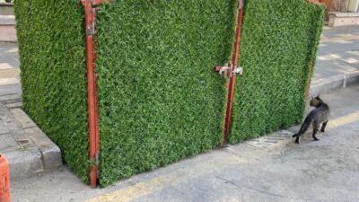 Gördes Belediyesi, ilçe genelindeki çöp konteynerlerinin etrafında oluşturduğu yeni düzenlemeyle