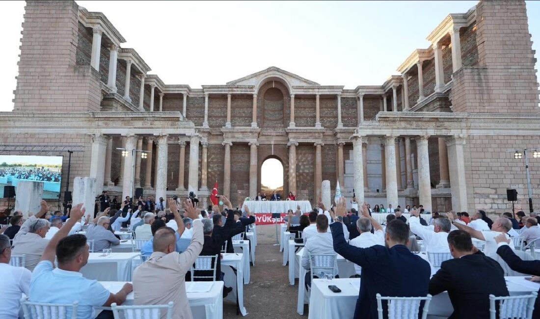 Manisa Büyükşehir Belediye Başkanı Besim Dutlulu, muhtarlara aylık 5 bin