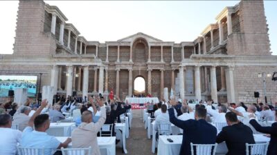 Manisa Büyükşehir Belediye Başkanı Besim Dutlulu, muhtarlara aylık 5 bin