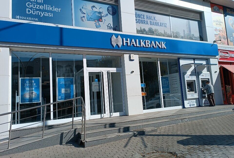 Gördes Halkbank Şubesi, ilçemizde gerçekleştirilen maaş promosyonu ihalesinde güçlü bir