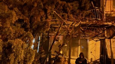 İlçemizde etkili olan fırtına, Sevgi Parkı’nda bulunan selvi ağacının devrilmesine