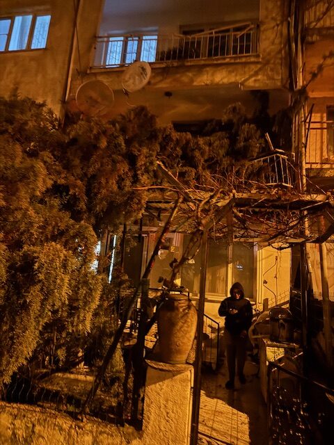 İlçemizde etkili olan fırtına, Sevgi Parkı’nda bulunan selvi ağacının devrilmesine