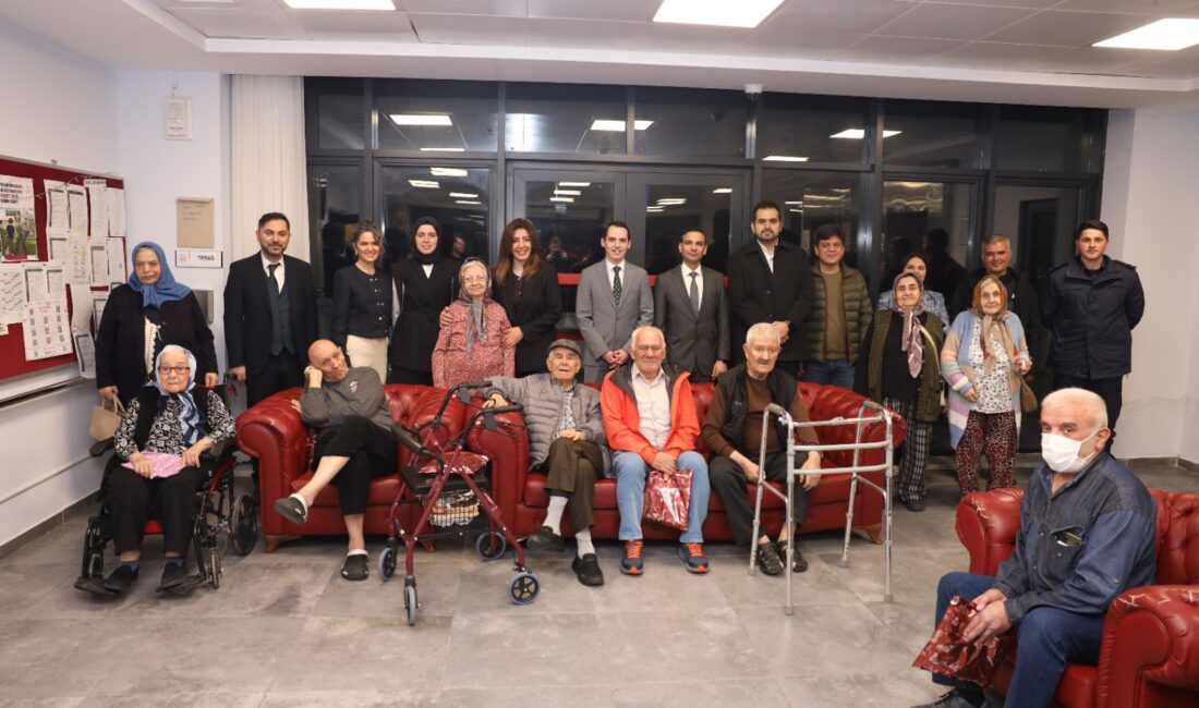 Gördes Huzurevi Yaşlı Bakım ve Rehabilitasyon Merkezi iftar yemeği verdi.Gördes huzuevinde