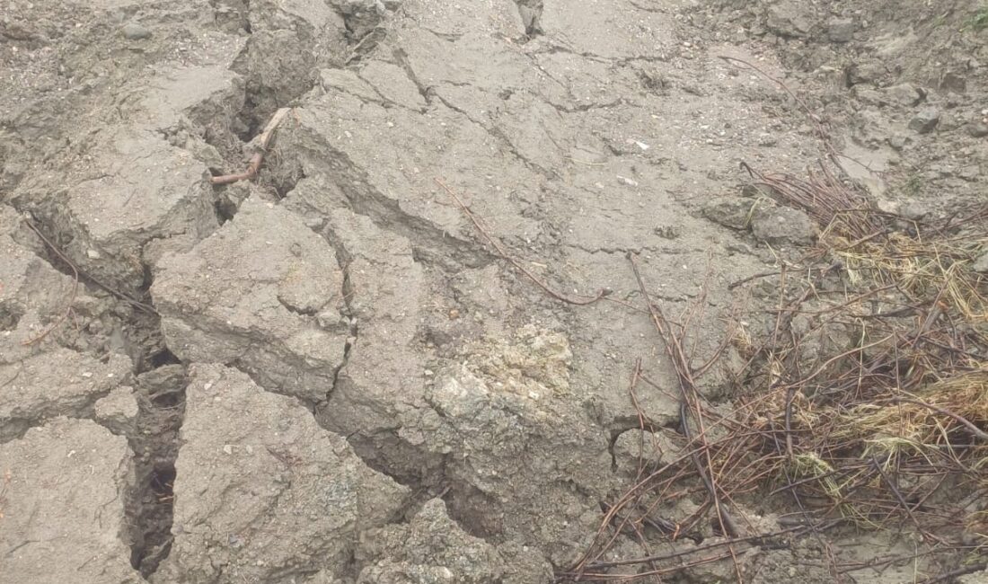 Manisa’nın Gördes ilçesine bağlı Beşeylül Mahallesi’nde yaşayan vatandaşlar, yol çökmesi