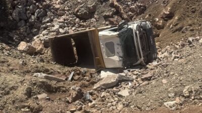 Akhisar-Gördes karayolunda yapımı devam eden yol çalışmalarında görevli hafriyat kamyonu,