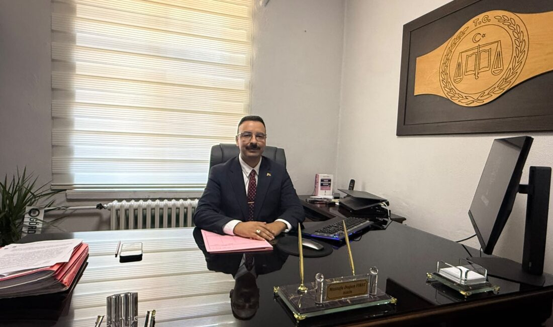 Gördes Adliyesi’ne atanan Hâkim Mustafa Doğan Fırat ile eşi Cumhuriyet
