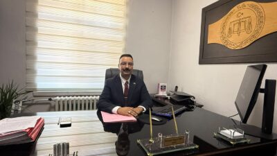 Gördes Adliyesi’ne atanan Hâkim Mustafa Doğan Fırat ile eşi Cumhuriyet